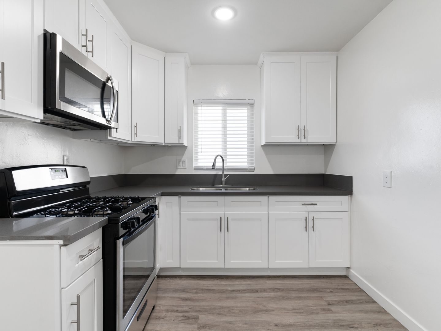 Building Photo - 1577 Pine Ave