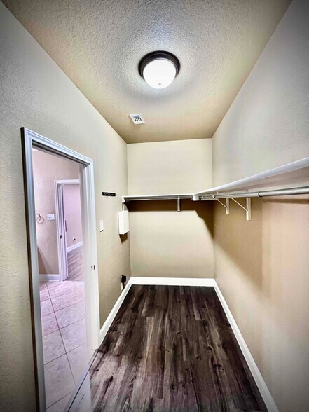 Building Photo - 1910 Ashberry Trail