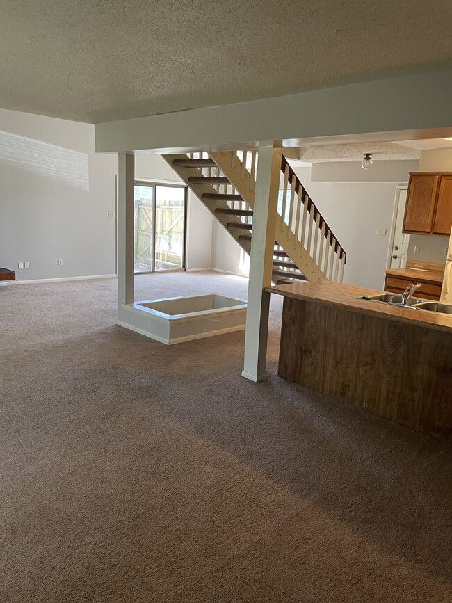 Building Photo - Rent Now! 2 Bed / 2.5 Bath - $1,550/Mo