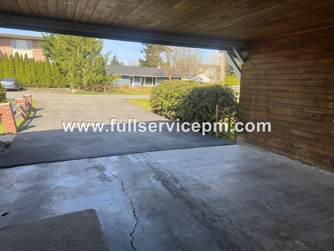Building Photo - Charming house in downtown Snohomish