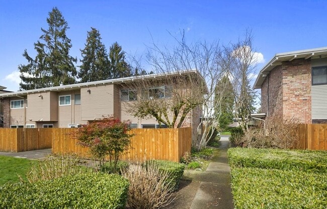 Building Photo - 3 Bed, 1.5 Bath, Remodeled Townhome is Ava...