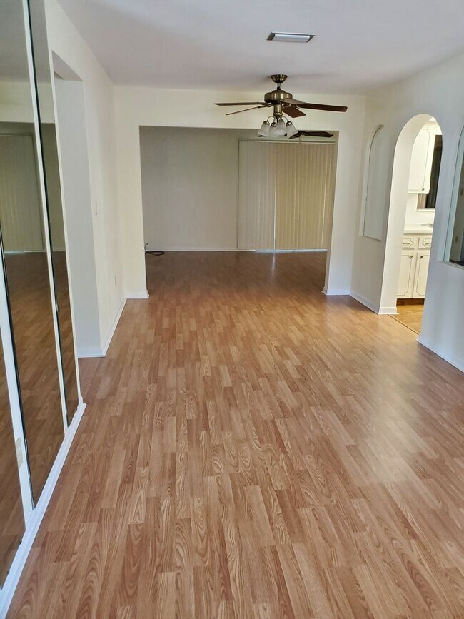 Building Photo - SEMINOLE HOME IN DESIRABLE CANTERBURY CHASE