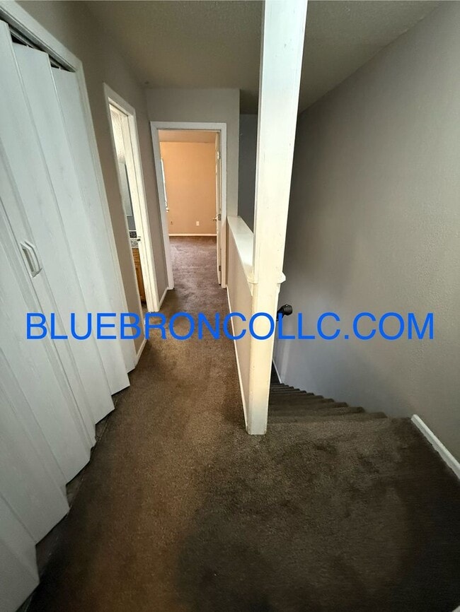 Building Photo - Spacious unit with granite counter tops and stainless steel appliances