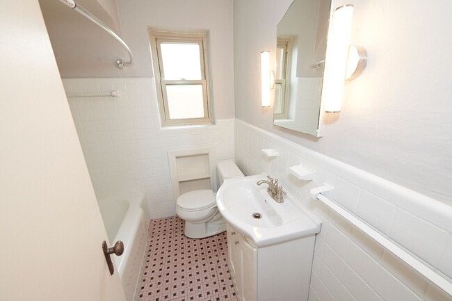 Building Photo - 5825 Lindenwood Ave