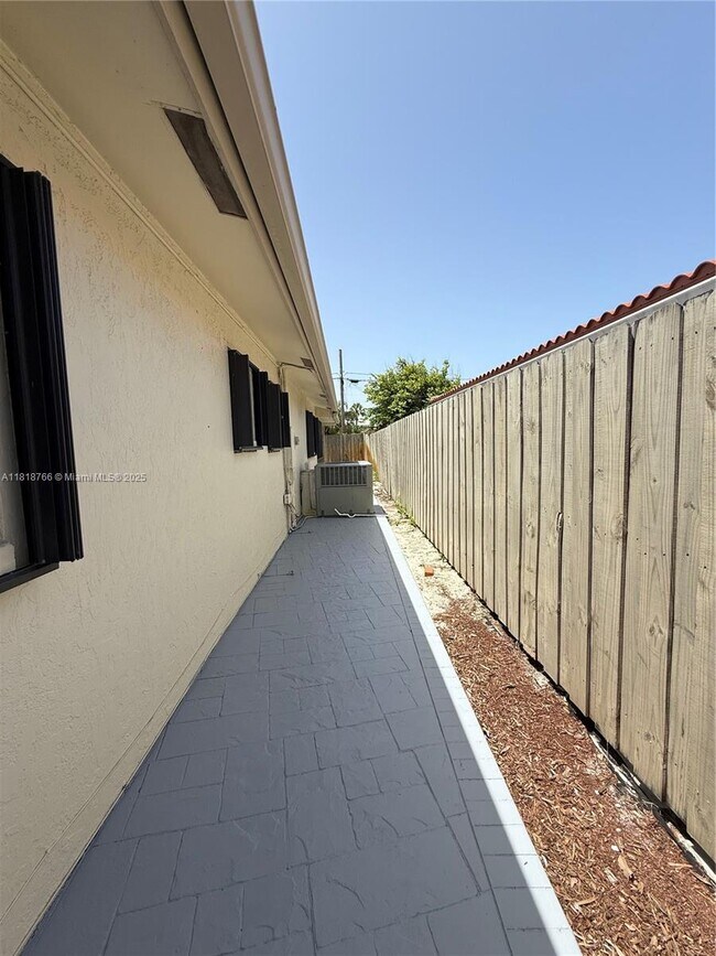 Building Photo - 1721 NE 48th Ct