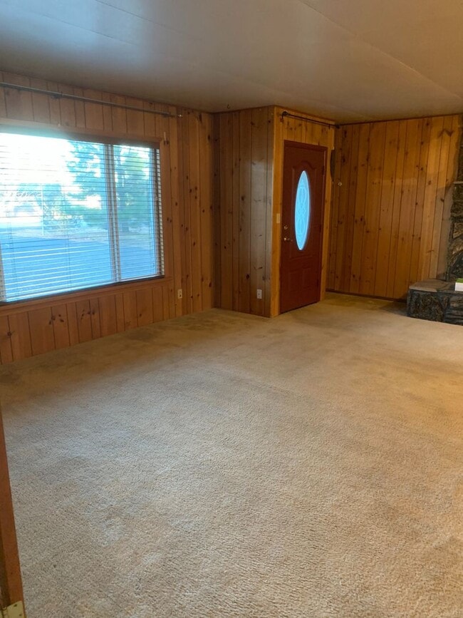 Building Photo - Home in SE Bend Short Term Rental