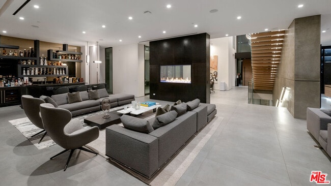 Building Photo - 1140 Summit Dr