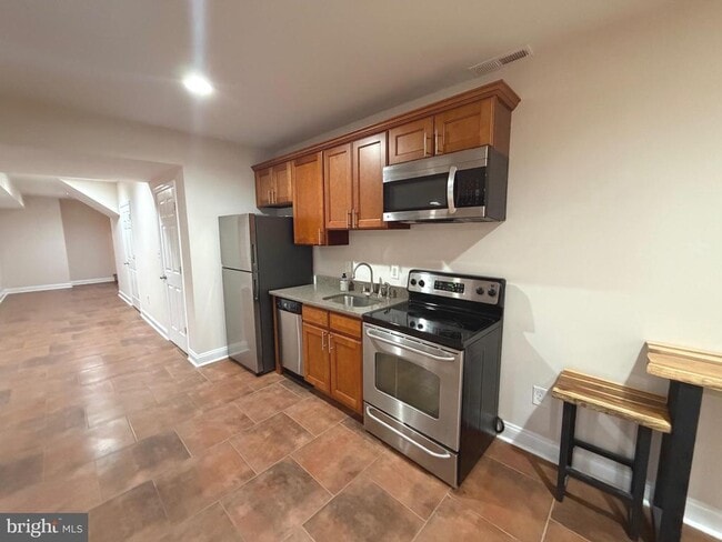 Building Photo - 728 18th St S