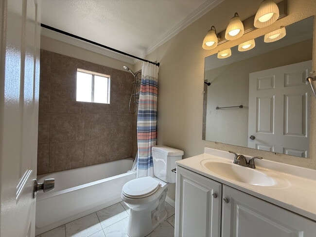 Building Photo - Move-in Ready 2 bed 1 bath home in Sacramento