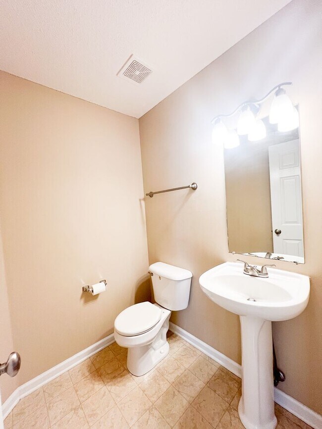 Building Photo - 3 Bedroom 2 1/2 Bathroom Home with fenced ...
