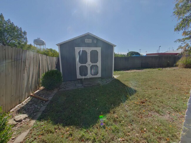 Building Photo - 3 Bedroom Home