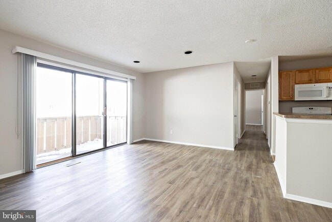 Building Photo - 211 Woodhollow Dr