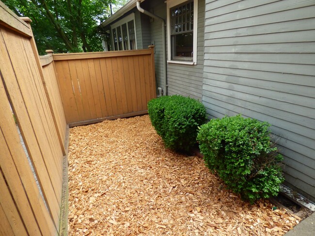 Building Photo - Craftsman Home in North Queen Anne!