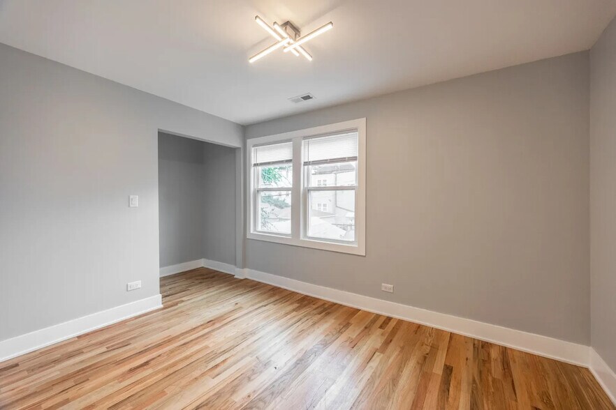 Queen size bedrooms - 1742 N California Ave