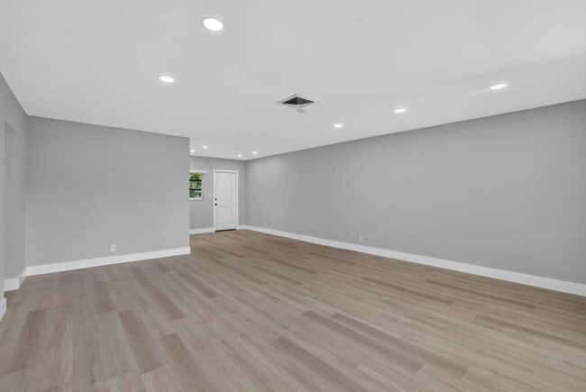 Building Photo - 2755 NE 28th Ave