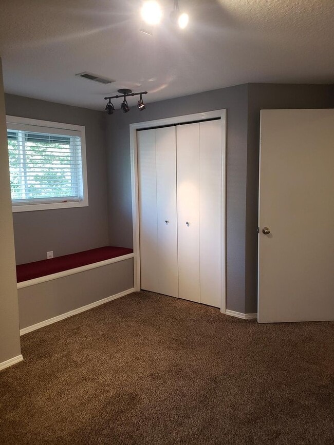 Building Photo - Beautiful Home in Quiet Cul-de-sac!