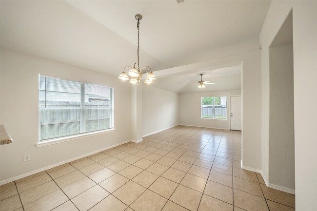 Building Photo - 305 Golden Oak Dr