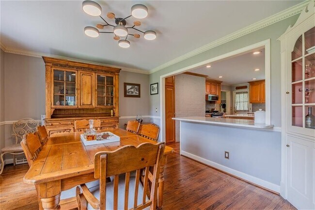 Building Photo - 227 W Lakeshore Dr