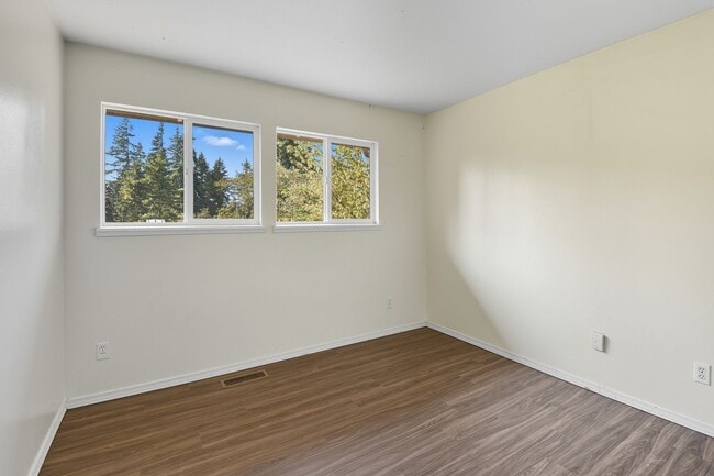 Building Photo - 5Bd/2Ba Bellevue Home