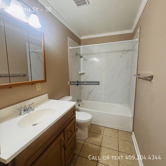 Building Photo - 204 N 10th St