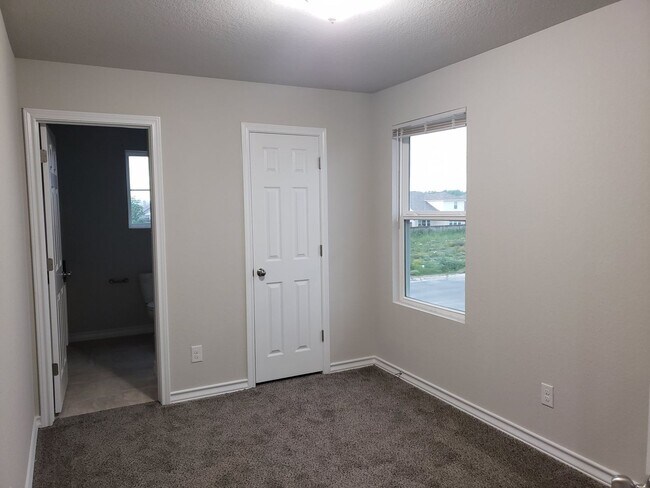 Building Photo - Townhome for rent