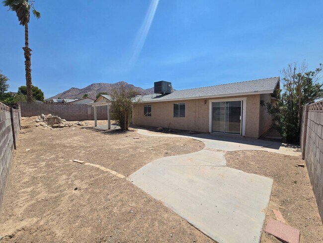 Building Photo - 3 Bedroom Home off of Hollywood– Now Offer...