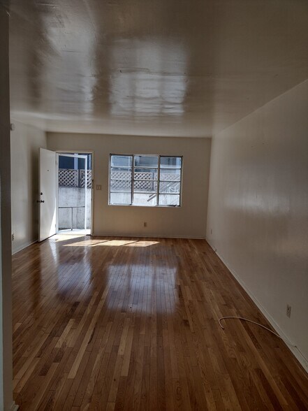 Living Room - 1342 Yale St