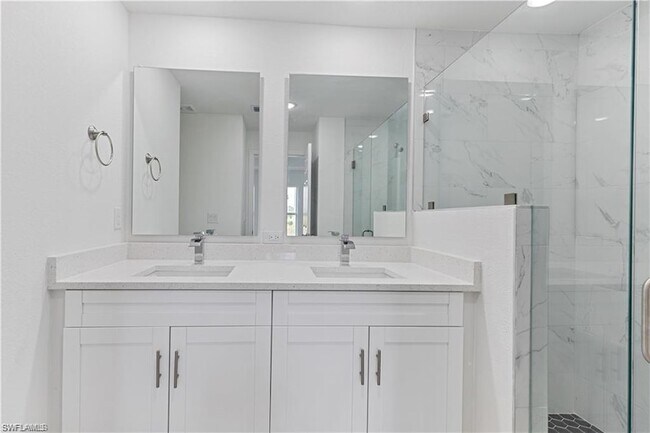 Building Photo - 835 Palomino St E