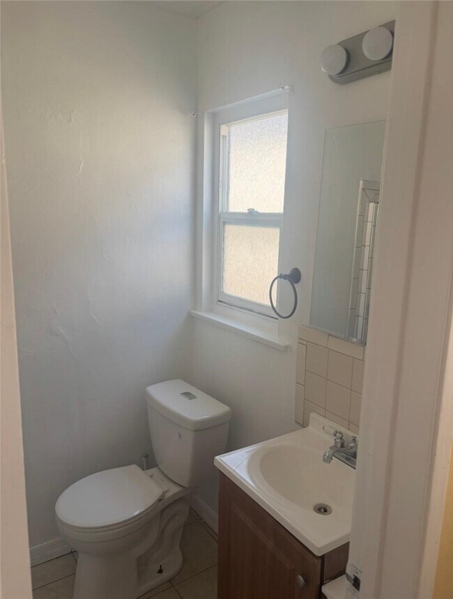 Building Photo - 605 W D St