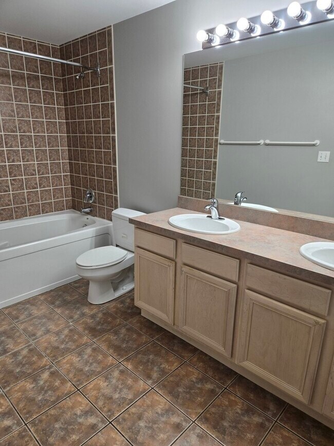 Building Photo - 811 W 15th Pl