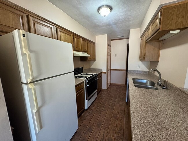 Building Photo - Cozy Townhouse