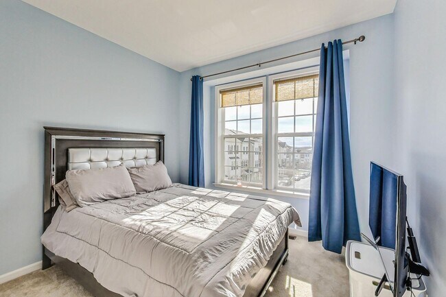 Building Photo - *Coming Soon* 3 bedroom, 2.5 bath Luxury Townhome in Market Square Subdivision!