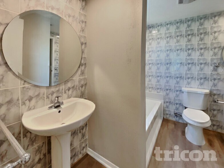 Building Photo - 16128 Foxfire Dr