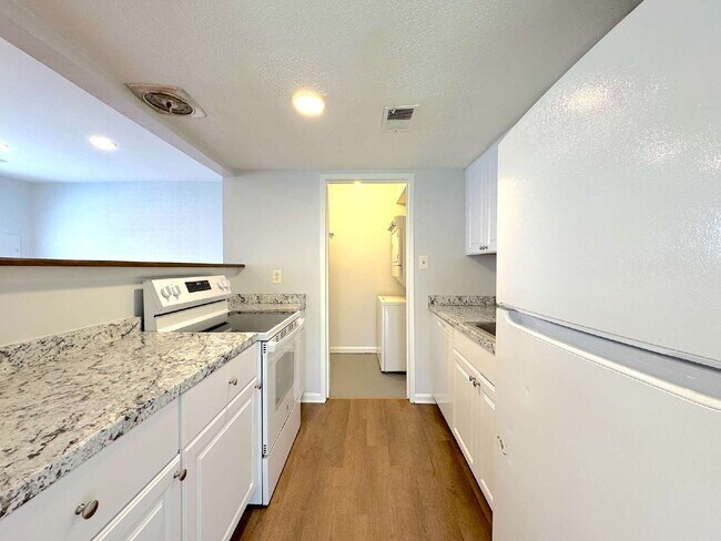 Building Photo - Inviting Lorton Condo with Comfortable Layout and Location