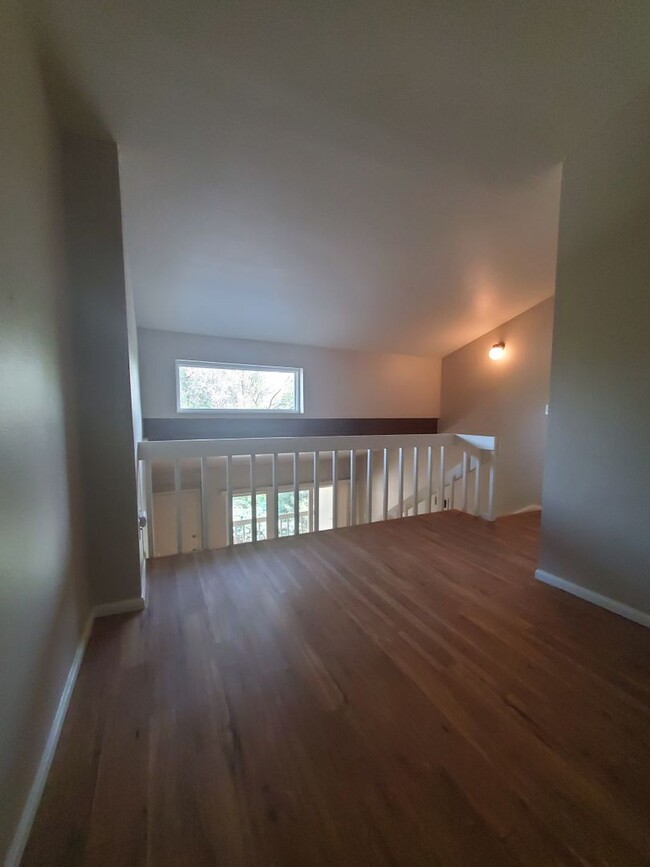 Building Photo - 2B/2B Updated Condo with Loft in the Seaso...