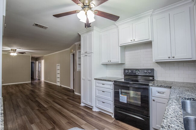 Building Photo - 8805 Woodway Dr