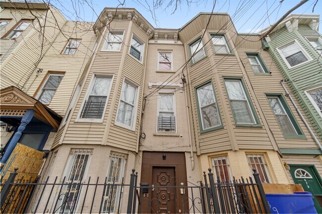 Building Photo - 477 Mercer St