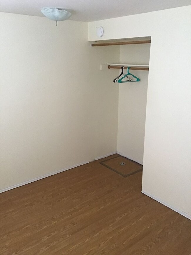 Building Photo - Large 2 bed 1 Bath