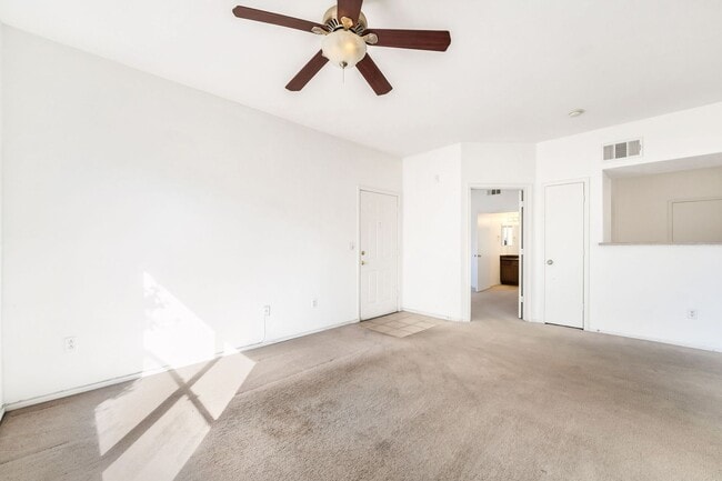 Building Photo - Cute 2 Bedroom Condo!