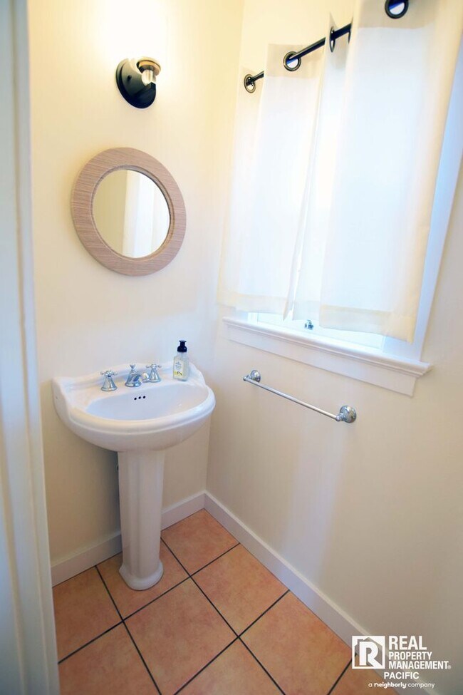 Building Photo - Cozy 3 Bedroom Near 4th Street - Ready to move in!