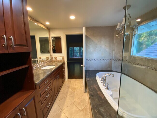 Building Photo - 10408 Summer Holly Cir