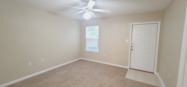 Building Photo - LOVELY NW 3/3 End Unit w/ Washer/Dryer, Open Kitchen w/ Bar, & More! $1475/month Avail June 1st!