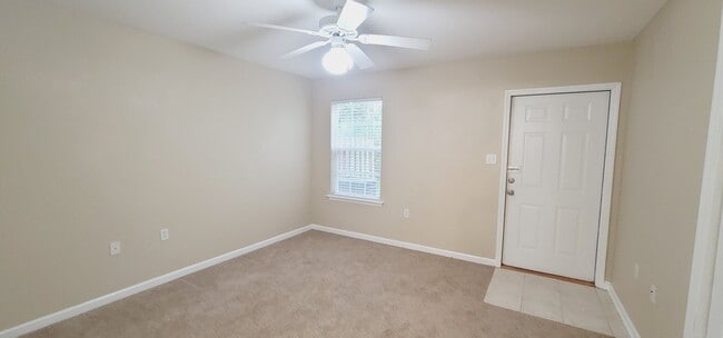 Building Photo - LOVELY NW 3/3 End Unit w/ Washer/Dryer, Open Kitchen w/ Bar, & More! $1500/month Avail June 1st!