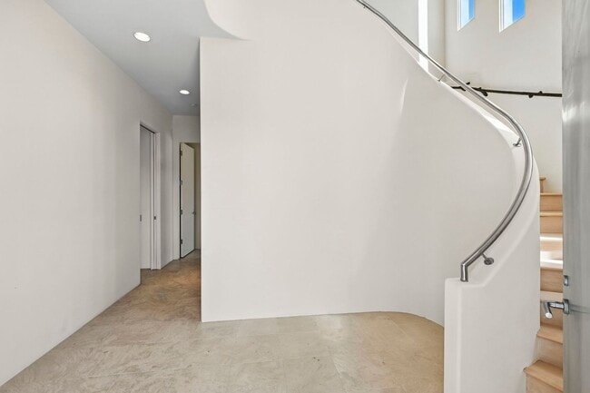 Building Photo - 2700 Barnson Pl