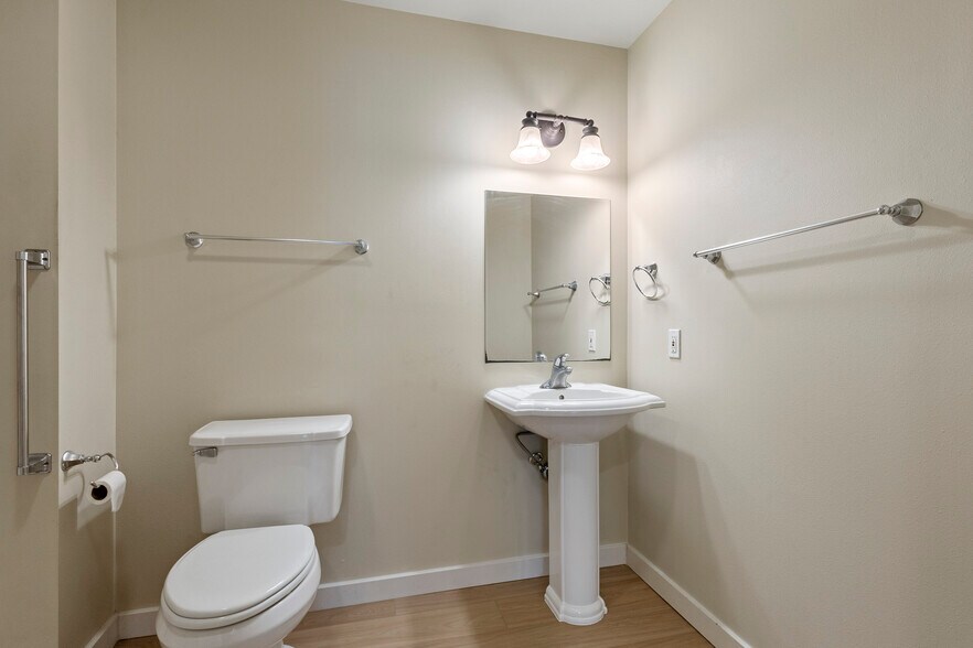 Large Bathroom - 306 S Main St
