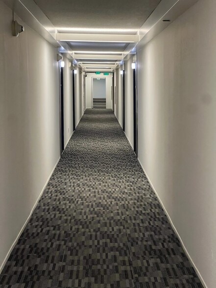 Building Photo - 2 Commodore Dr