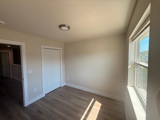 Building Photo - 3040 Bennington Pl