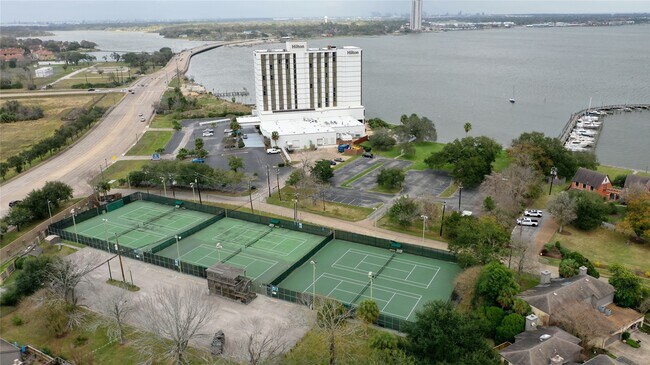 Building Photo - 2662 Sailboat Dr