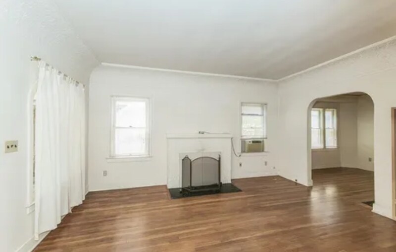 Building Photo - 2211 N Van Ness Blvd