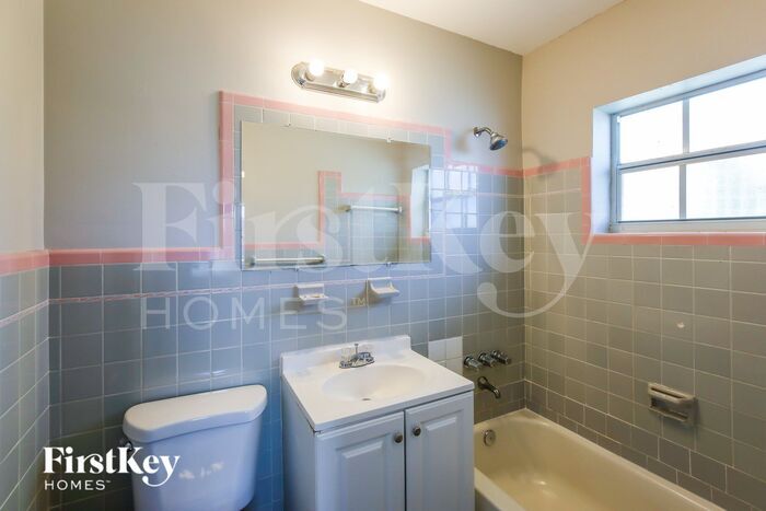 Building Photo - 810 NW 186th Dr